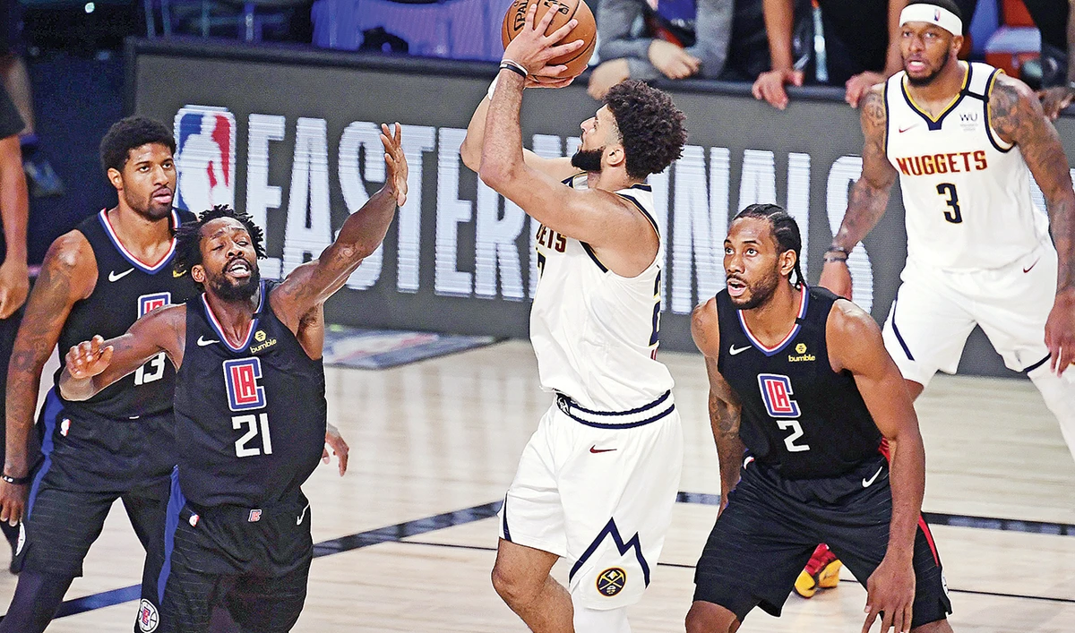 Denver Nuggets main man Jamal Murray barrel his way past Clippers’ Patrick Beverly (21) and Kawhi Leonard. (AFP)
