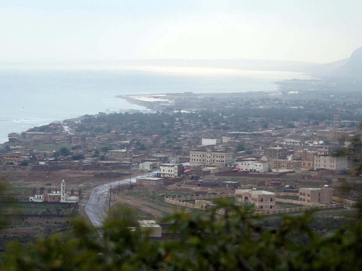 Arab coalition transfers 18 Yemenis to Socotra after receiving treatment in Saudi Arabia