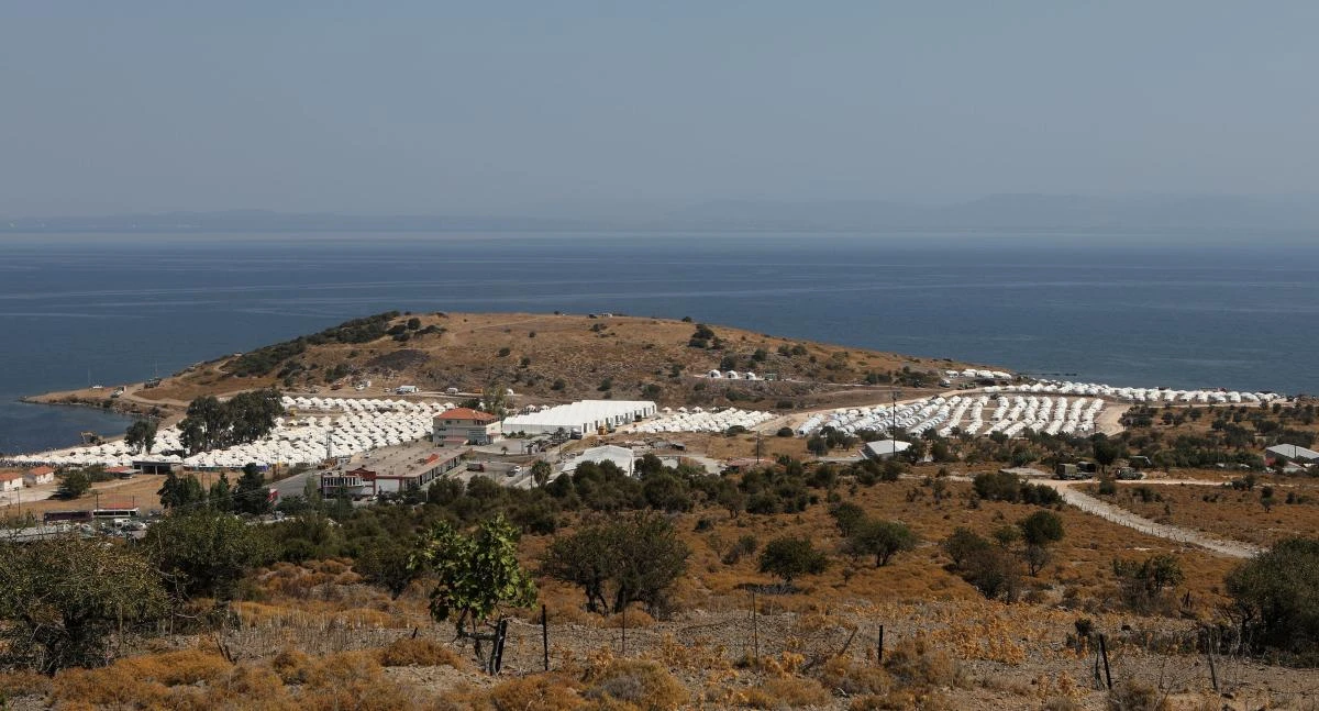 Greek police move homeless migrants to new Lesbos camp