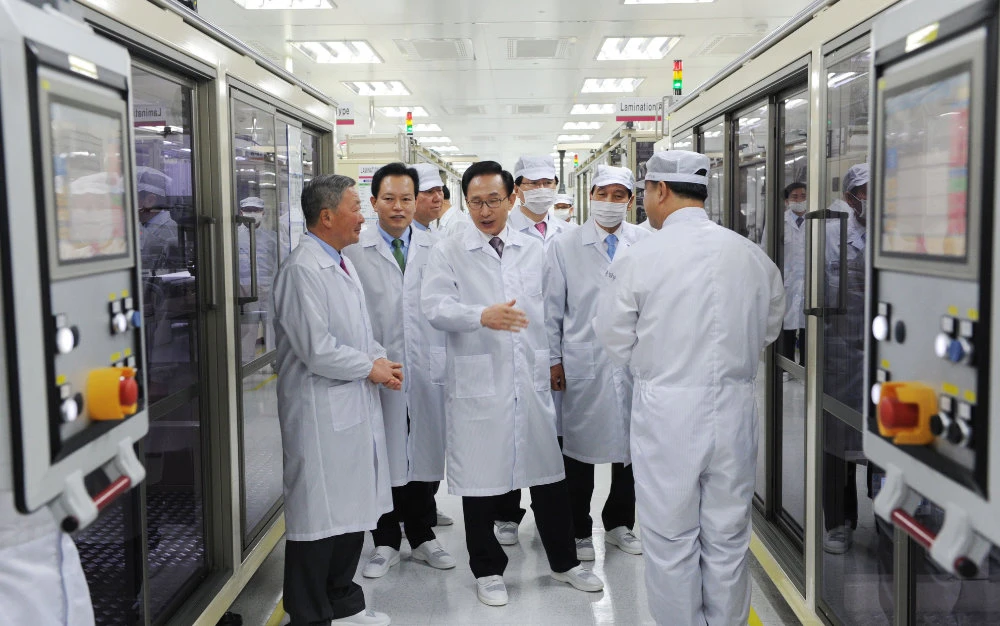 LG Chem separates battery business as electric cars take off