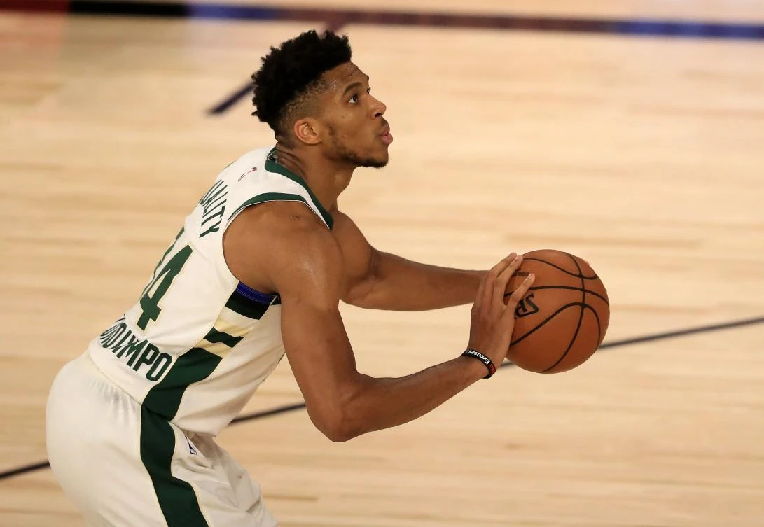 Giannis Antetokounmpo #34 of the Milwaukee Bucks shoots the ball against the Miami Heat during the 2020 NBA Playoffs, Lake Buena Vista, Florida, September 03, 2020. (AFP)