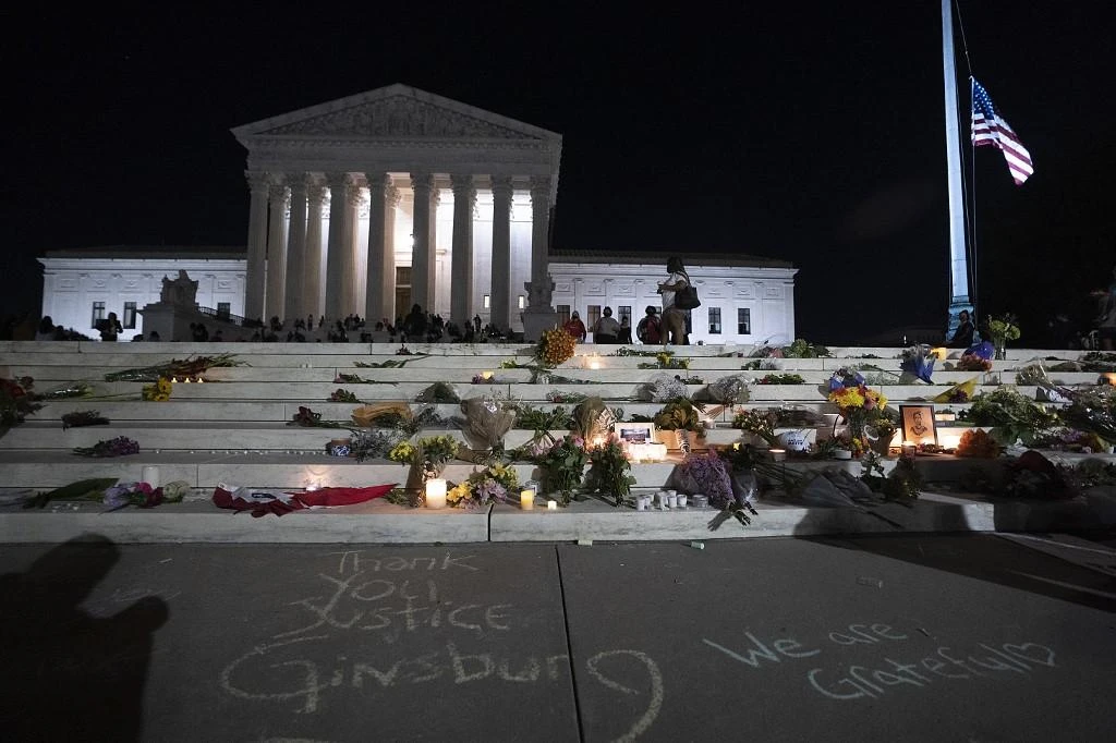 Hundreds gather at Supreme Court to mourn Ginsburg’s death