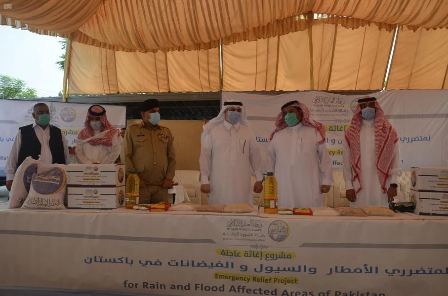 The Muslim World League campaign got underway in a number of regions in Pakistan, under the supervision of the head of the National Disaster Management Authority of Pakistan, Lt. Gen. Muhammad Afzal, and with the participation of Saudi ambassador to Pakistan Nawaf bin Said Al-Malki, and a number of Pakistani officials. (SPA)