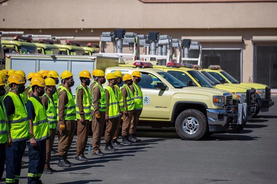 The Director General of the Directorate of Civil Defense, Lt. Gen. Sulaiman Al-Amro, was investigating the operation plans and efforts being made to extinguish the fire, a day after it erupted in Taif, western Saudi Arabia. (SPA)