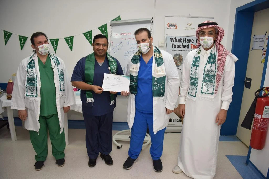 Dr. Shahzad Ahmad Mumtaz, head of the Intensive Care Unit at the King Salman Hospital in Riyadh, can be seen with his colleagues holding a certificate of appreciation on Sept. 23. (Photo courtesy: Dr. Shahzad Ahmad Mumtaz)