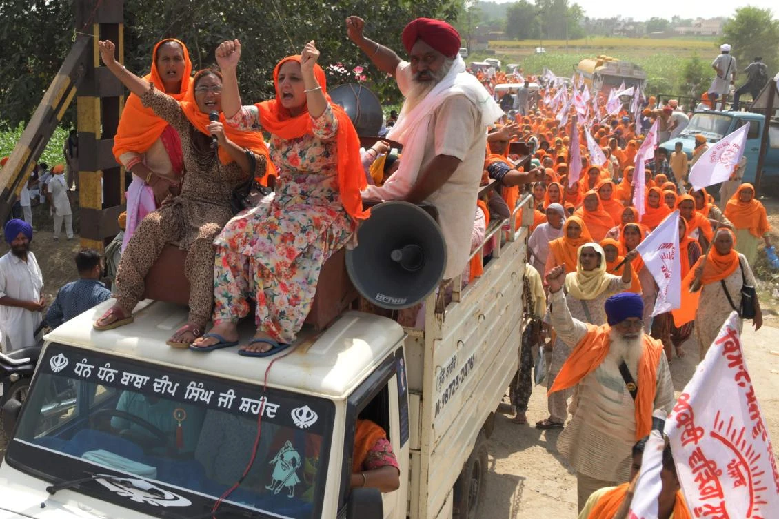 Farmers shout slogans as they arrive to block railway tracks during a protest against Indian Prime Minister Narendra Modi's government following the recent passing of new farm bills in parliament, on the outskirts of Amritsar on September 27, 2020. (AFP)
