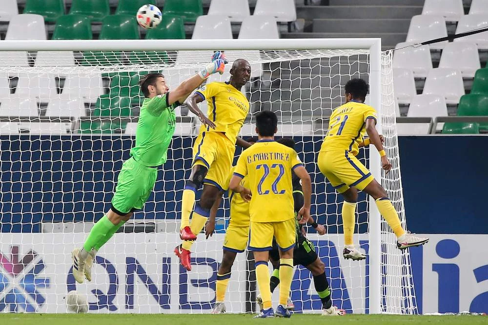 Nassr’s goalkeeper Brad Jones punches clear during the AFC Champions League Round of 16 match between Al-Nassr and Al-Taawoun, Sept. 27, 2020, at the Education Stadium, Ar-Rayyan, Qatar. (AFP)