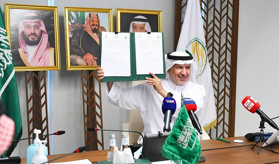 KSRelief Supervisor General Dr. Abdullah Al-Rabeeah and IOM Director General Antonio Vitorino signed the agreement during a virtual meeting. (SPA)