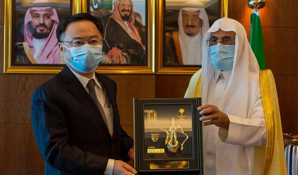 Saudi Minister of Islamic Affairs, Dawah and Guidance Sheikh Abdullatif Al-Asheikh meets Chinese Ambassador Chen Weiqing in Riyadh. (Supplied)