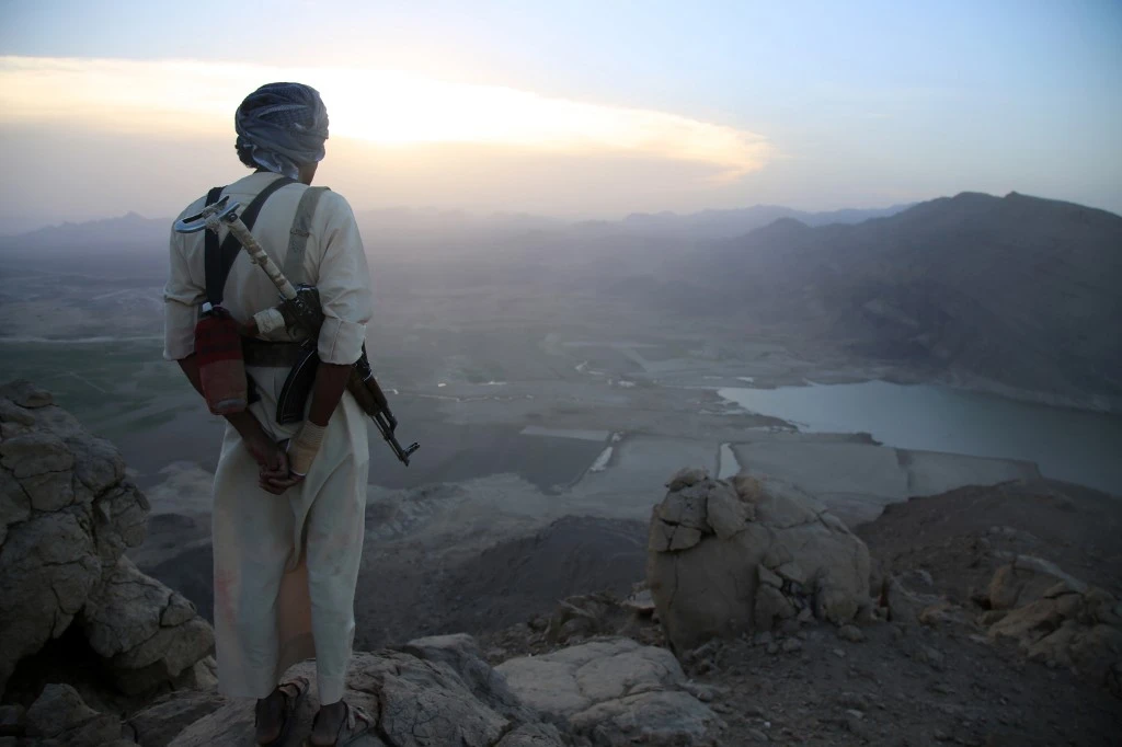 A armed Yemeni tribesmen from the Popular Resistance Committees, supporting forces loyal to Yemen's fugitive President Abedrabbo Mansour Hadi, stands overlooking the great Dam of Marib, east of the capital Sanaa, during ongoing clashes with Houthis, on September 28, 2015. (File/AFP)
