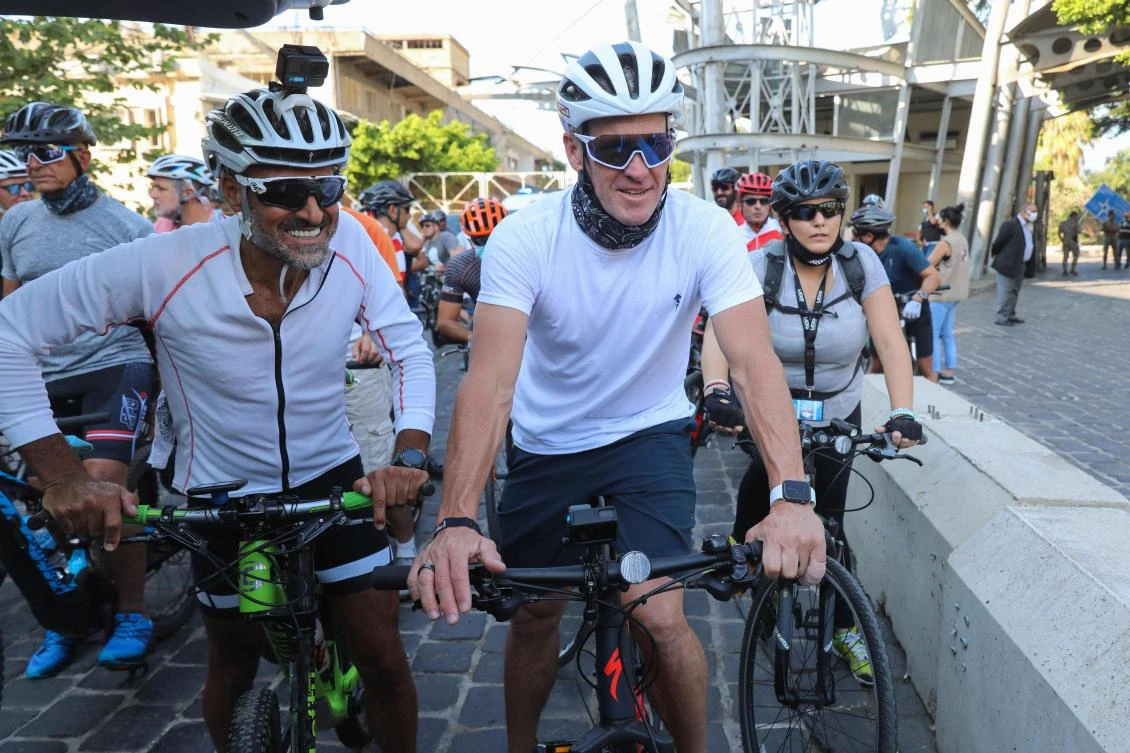 Lance Armstrong leads Beirut bike tour to help blast victims