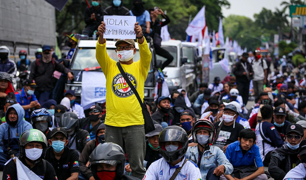 Members of Indonesian trade unions protest against the government’s proposed labor reforms in a controversial ‘jobs creation’ bill in Tangerang, on the outskirts of Jakarta on Monday. (Reuters)