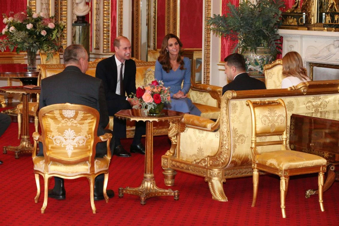 Britain's Prince William, Duke of Cambridge (2L), his wife Britain's Catherine, Duchess of Cambridge (C) talk with Ukraine's President Volodymyr Zelensky (2R) and his wife Olena (R), during an audience at Buckingham Palace in central London on October 7, 2020. (AFP)