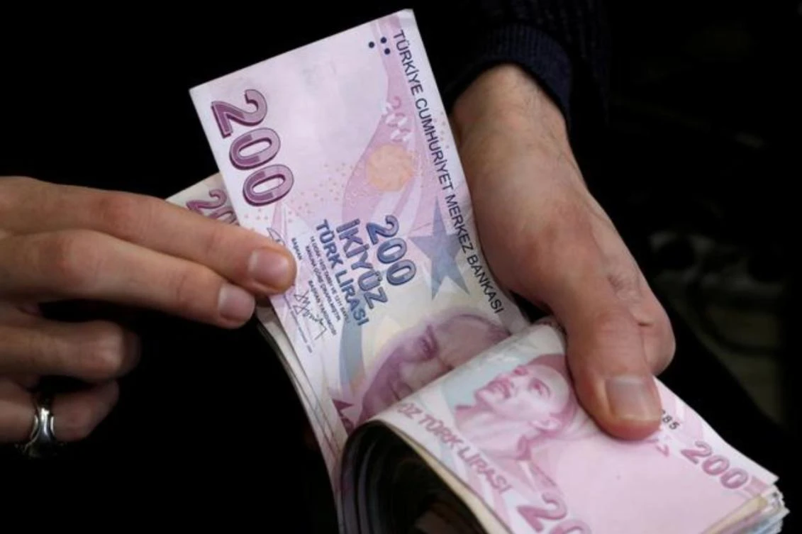A merchant counts Turkish lira banknotes at the Grand Bazaar in Istanbul, Turkey, March 29, 2019. (Reuters)