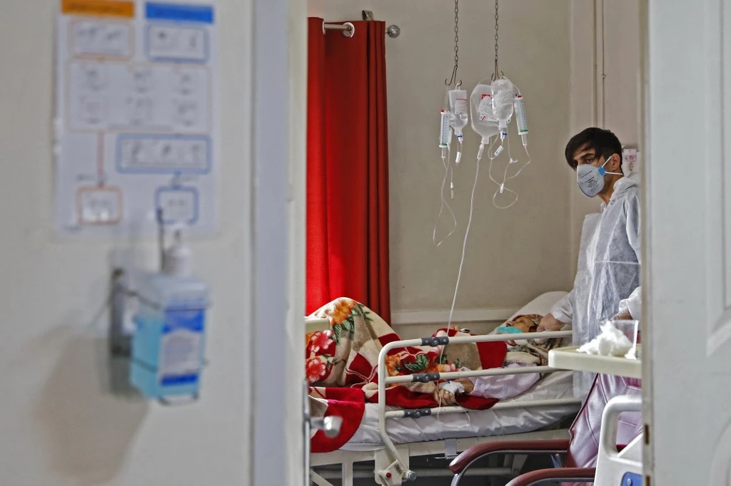 An Iranian medic treats a patient infected with the COVID-19 virus at a hospital in Tehran. (File/AFP)