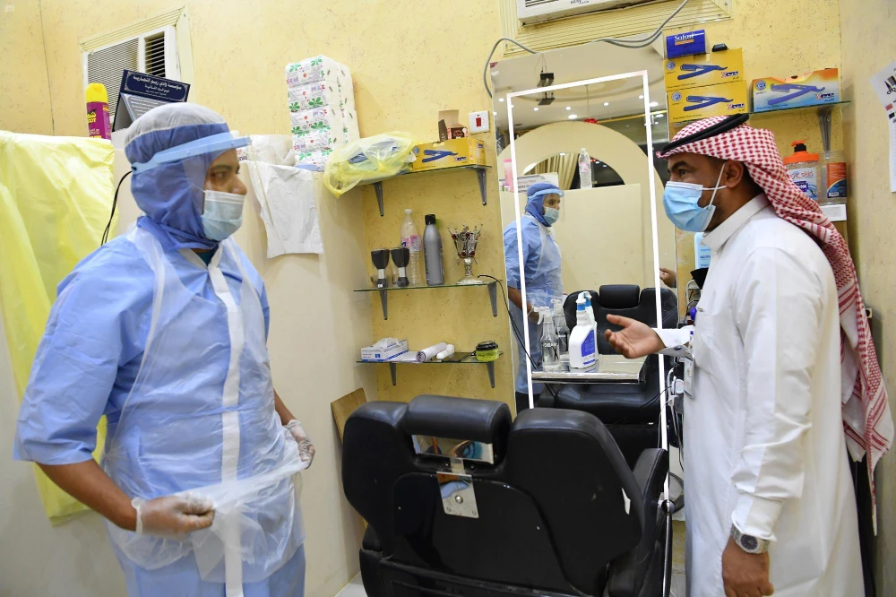 Saudi health officials continue inspection tours in commercial centers, shops and warehouses to prevent the spread of the coronavirus disease in the Kingdom. (SPA)