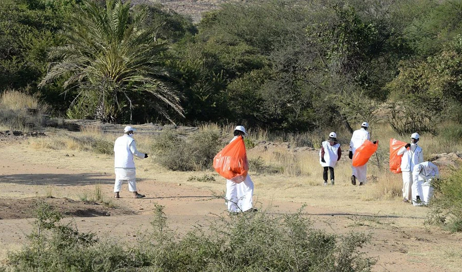 Young volunteers take part in cleanup campaign campaign. (SPA)