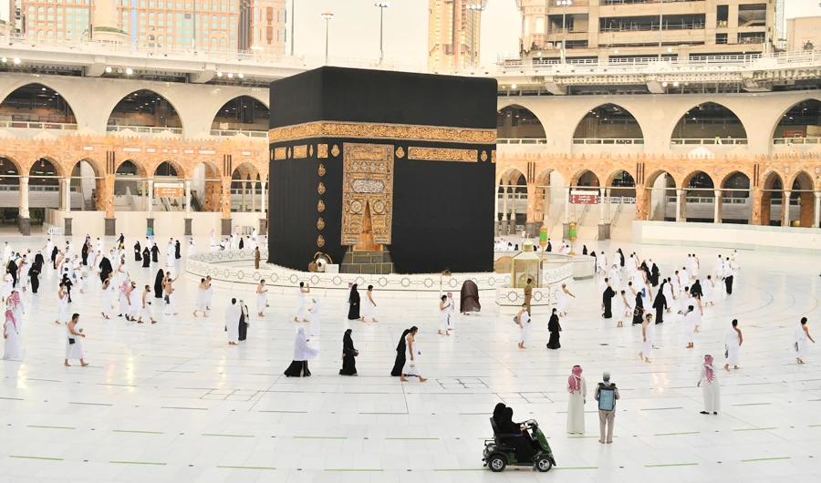 Muslims keeping a safe social distance perform Umrah at the Grand Mosque after Saudi authorities ease the coronavirus disease (COVID-19) restrictions, in the holy city of Mecca, Saudi Arabia, October 4, 2020. (SPA via REUTERS)