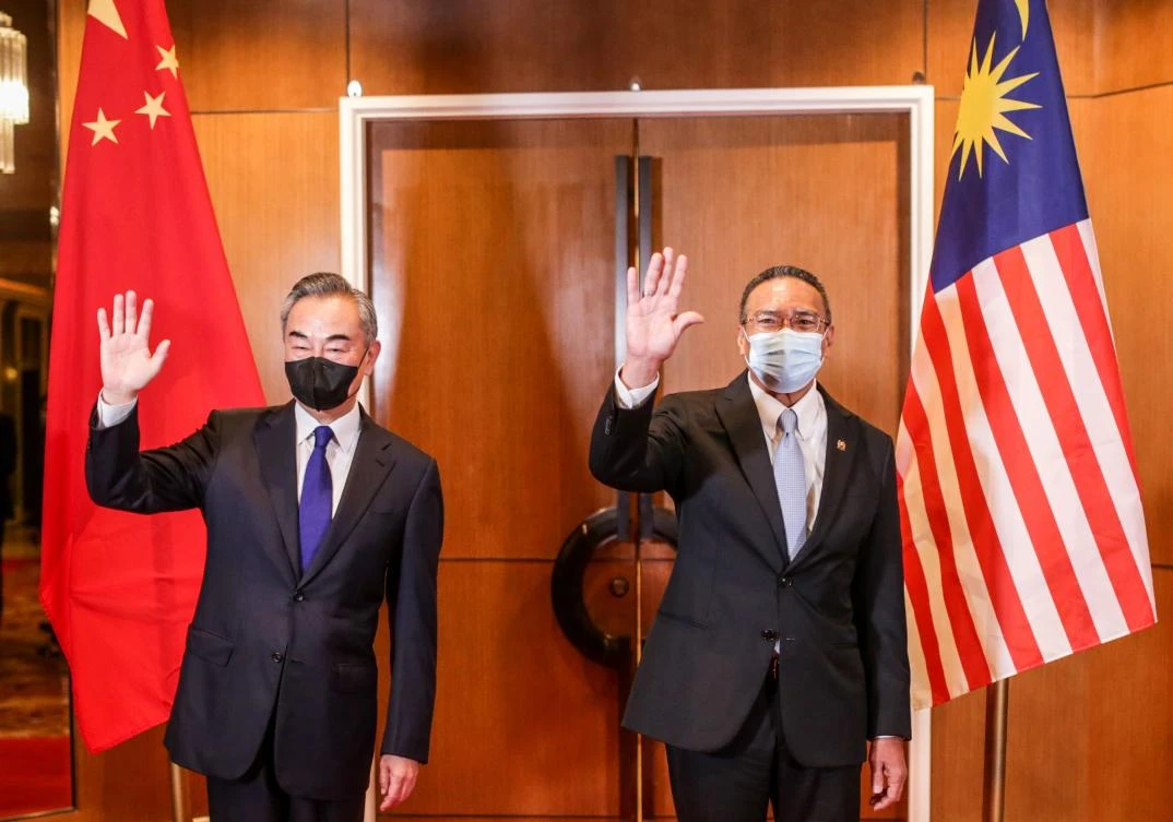 Malaysia’s Foreign Minister Hishammuddin Hussein, right, and his Chinese counterpart Wang Yi before their meeting in Kuala Lumpur on Oct. 13, 2020. (H2O Image via AFP)