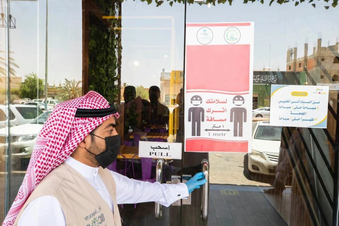 Saudi Arabia recorded 17 more deaths from the coronavirus disease (COVID-19) and 433 new cases of the disease on Friday. (File/SPA)