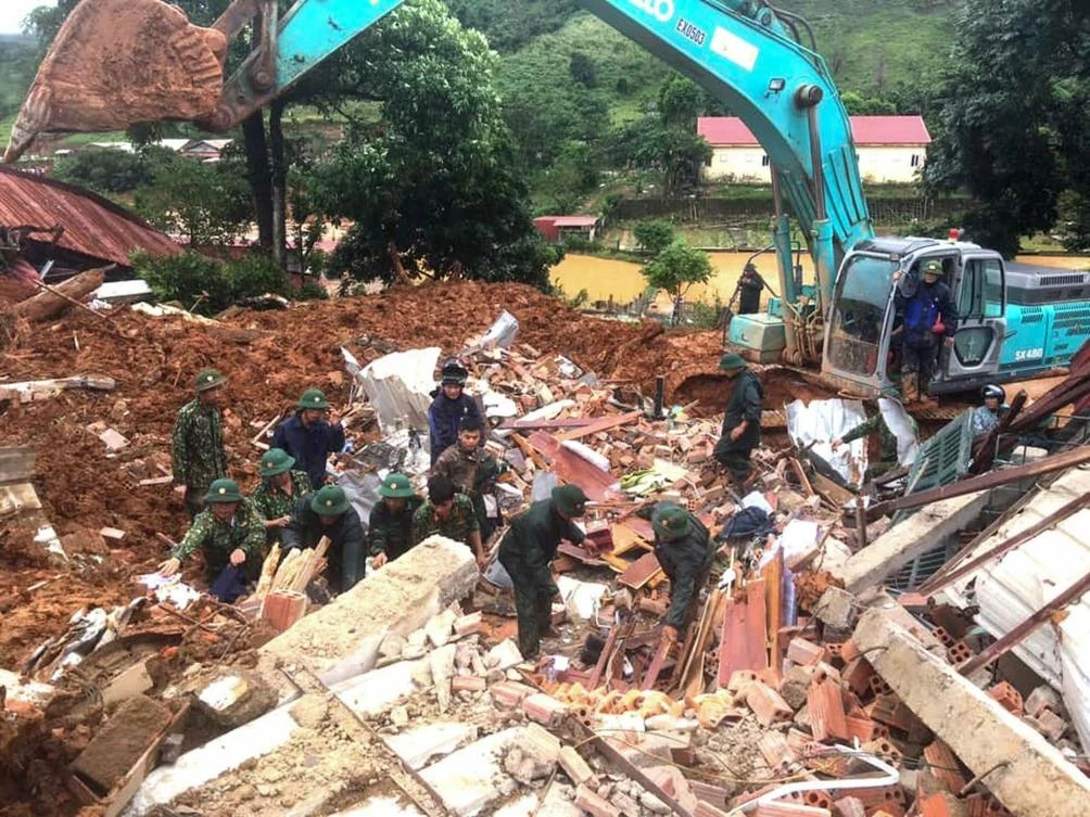 This picture taken on October 18, 2020 and released by the Vietnam News Agency on October 18, 2020 shows military personnel searching for missing soldiers at the site of a landslide in central Vietnam’s Quang Tri province. (AFP)