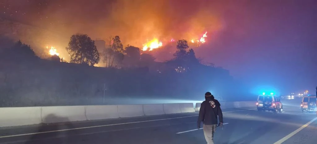 Saudi Civil Defense teams battle Jabal Ghulamah blaze