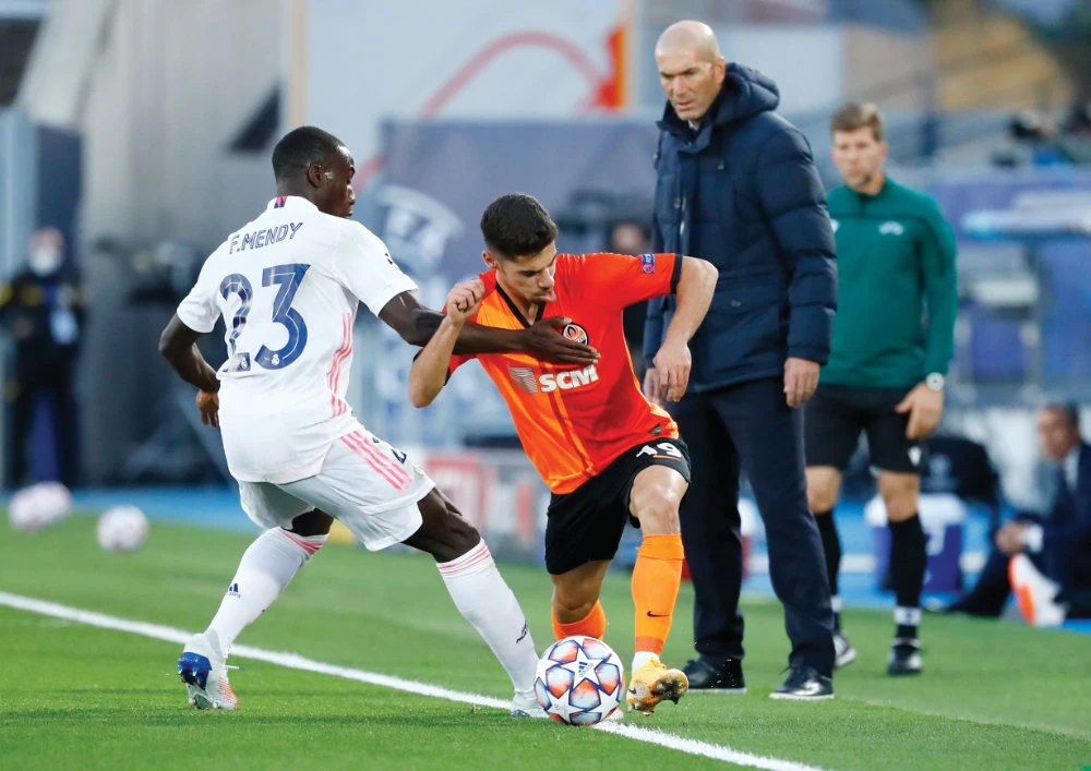 Ferland Mendy in action against Shakhtar Donetsk’s Manor Solomon as Real Madrid coachZinedine Zidane looks on during their match on Wednesday. (Reuters)