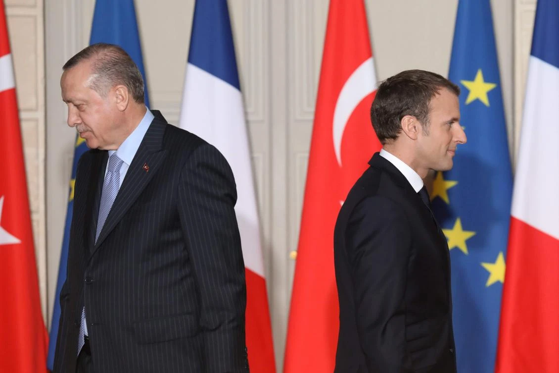 In this file photo taken on January 5, 2018 French President Emmanuel Macron (R) and Turkish President Recep Tayyip Erdogan walk during a joint press conference at the Elysee Palace in Paris. (AFP/File Photo)