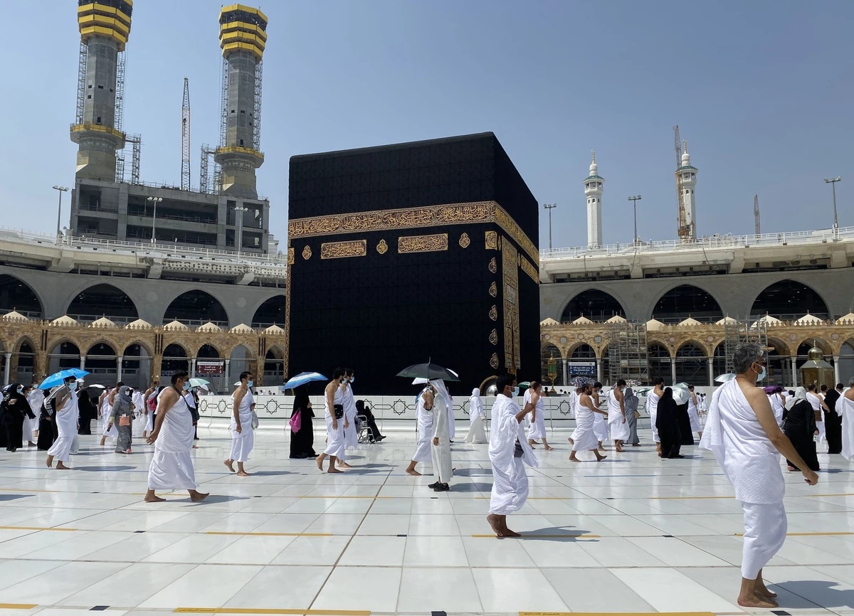 Saudis and foreign residents circumambulate (Tawaf) the Kaaba in the Grand Mosque complex in the holy city of Mecca, on October 4, 2020, as authorities partially resume the year-round Umrah for a limited number of pilgrims amid extensive health precautions after a seven-month coronavirus hiatus. (AFP)