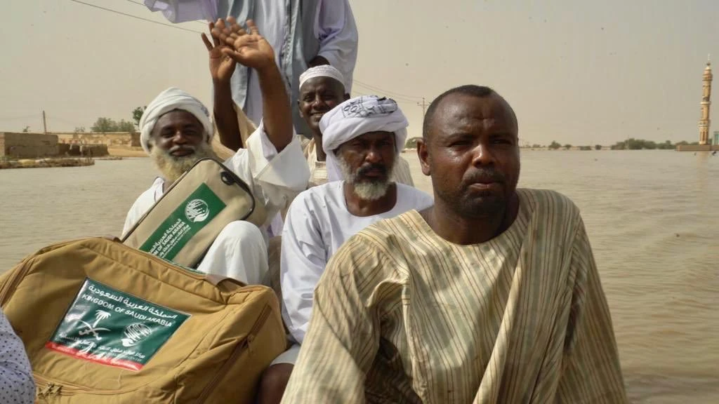 #KSrelief continues to support the victims of the floods in #Sudan with the distribution of 400 tents and shelter aid, in addition to nutrition and food supply to multiples areas. (Supplied)