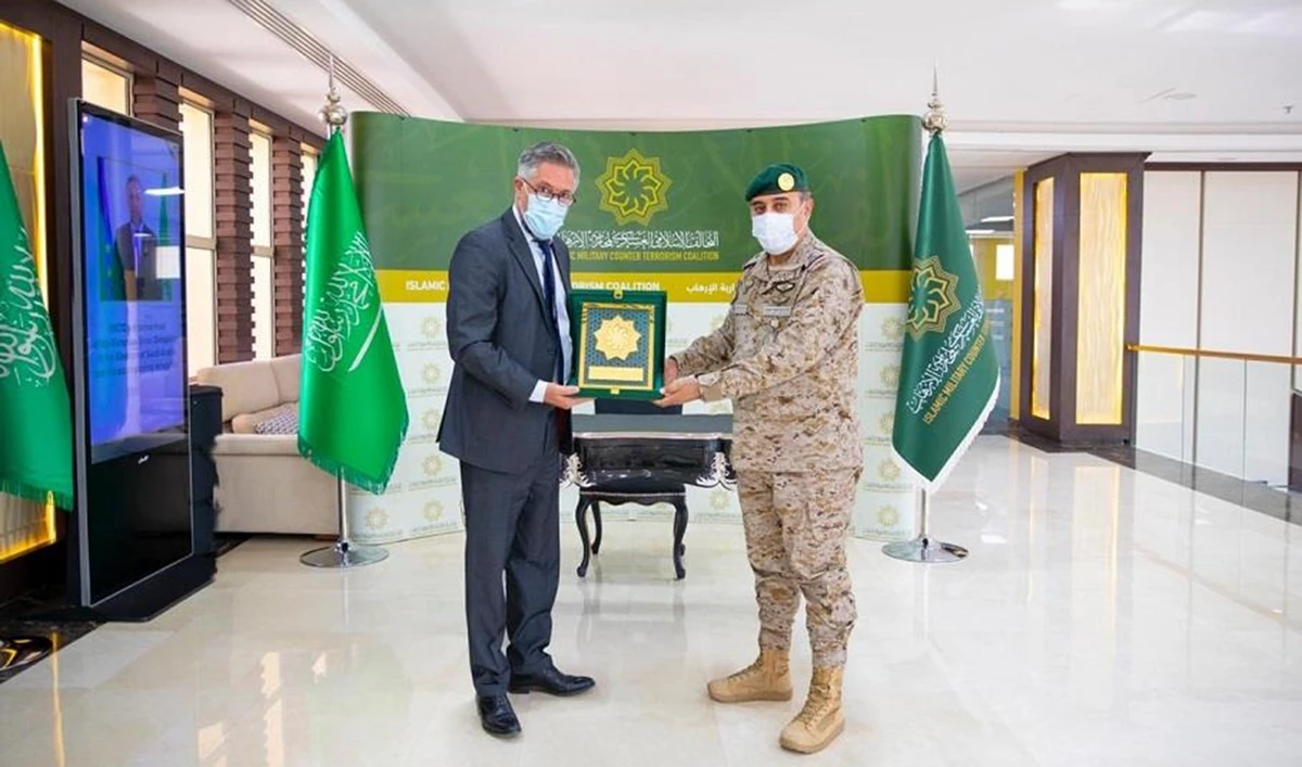 IMCTC chief Maj. Gen. Mohammed bin Saeed Al-Moghedi presents a memento to Patrick Simonnet, head of the EU delegation to Saudi Arabia. (SPA)