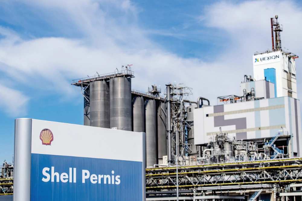 Oil giant Shell rebounds  into profit in third quarter