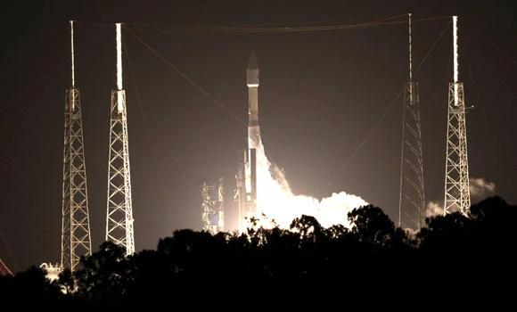 Atlas blasts off with Mexican satellite