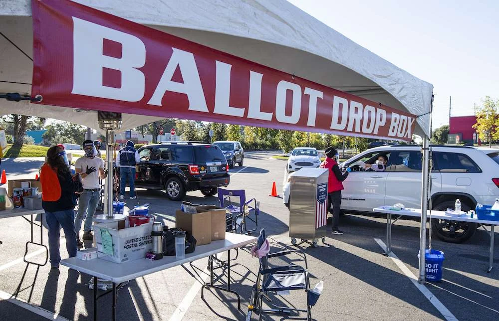 Volunteer poll workers accept mail ballots outside the Leon County Supervisor of Elections office on Nov. 3, 2020 in Tallahassee, Florida. (Getty Images/AFP)