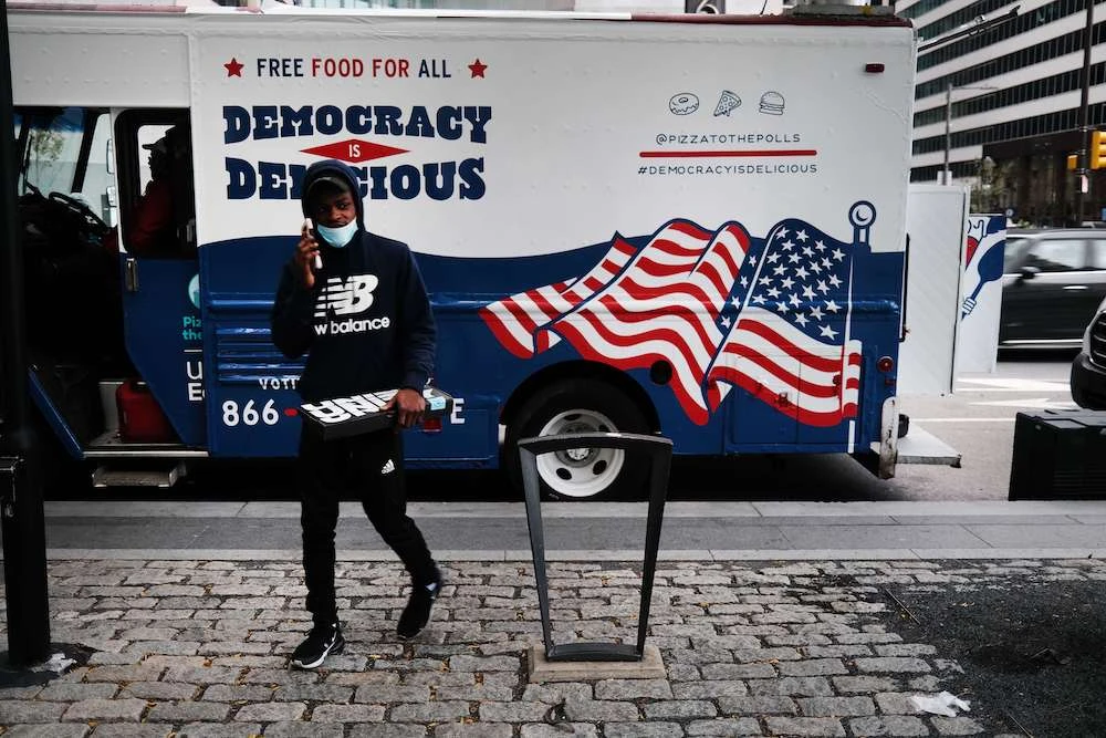 Free pizza is handed out in celebration as Americans vote in the presidential election on Nov. 03, 2020 in Philadelphia, Pennsylvania. (Getty Images/AFP)