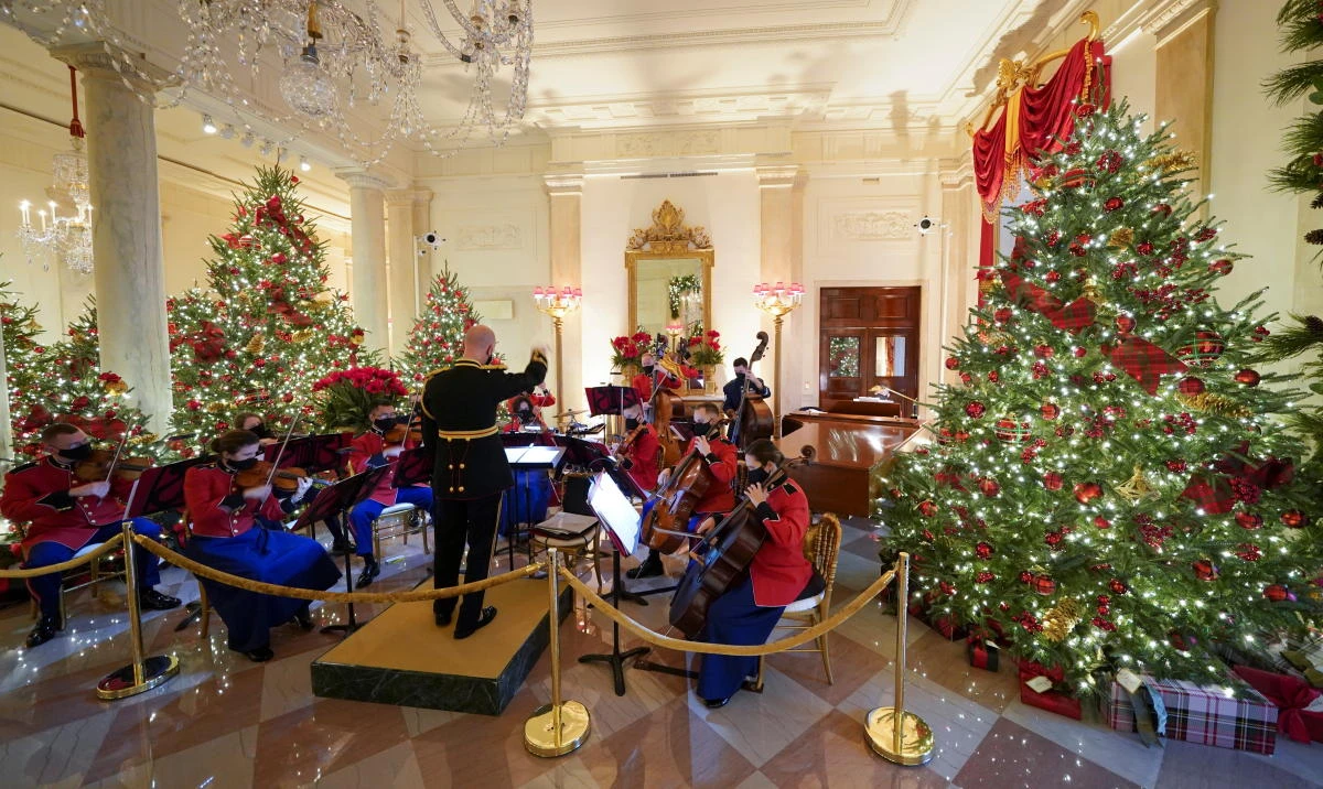 Military musicians perform in the Grand Foyer during a press preview of holiday decor at the White House in Washington, U.S., November 30, 2020. REUTERS/Kevin Lamarque