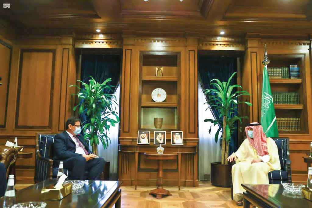 Saudi Minister of State for Foreign Affairs Adel Al-Jubeir meets British Ambassador Neil Crompton in Riyadh on Sunday. (SPA)