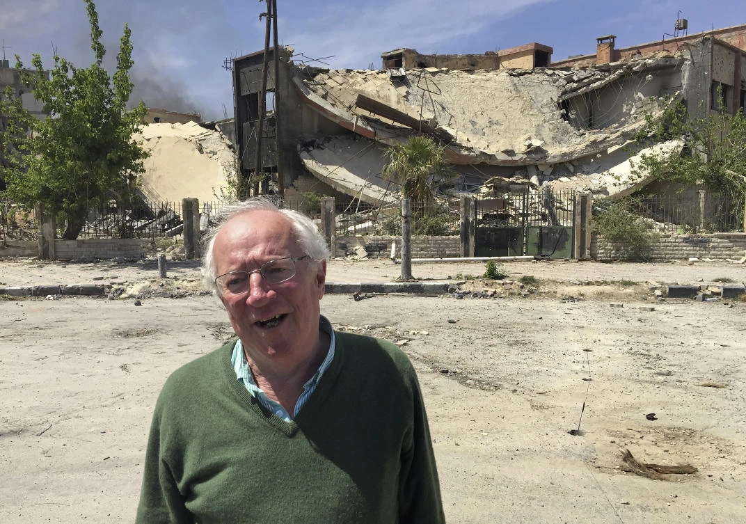 Veteran British journalist Robert Fisk reports from Douma, during a tour by Syria’s Information Ministry to the town days after it was captured from rebels by Syrian government forces, April 16, 2018. (AP Photo)