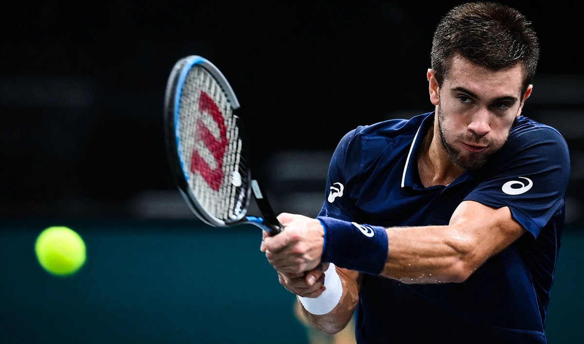 Borna Coric advances in straight sets at Paris Masters