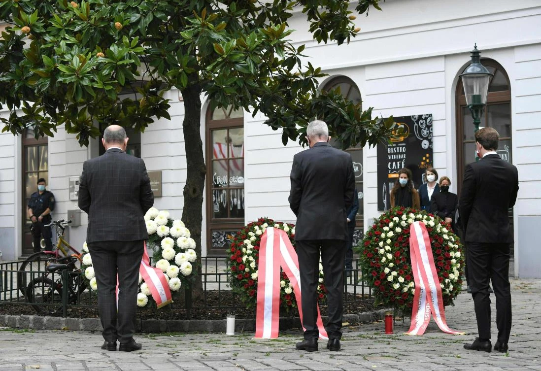 Austria police detain 14, give new details on Vienna killer