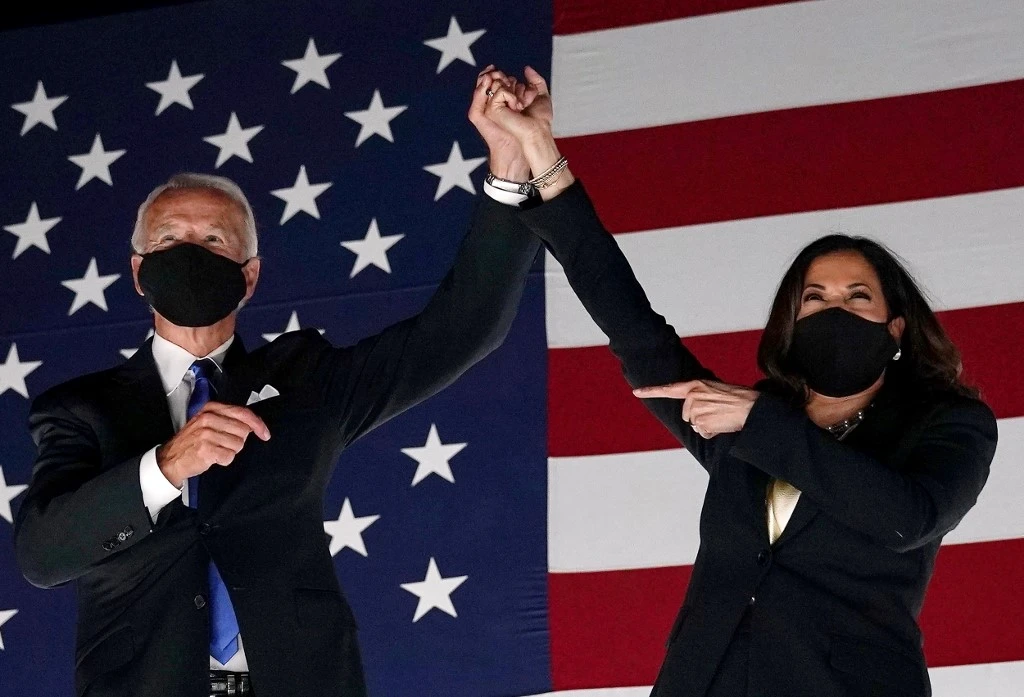 Joe Biden (L) and Senator from California and Democratic vice presidential nominee Kamala Harris greet supporters outside the Chase Center in Wilmington, Delaware. (AFP/File Photo)