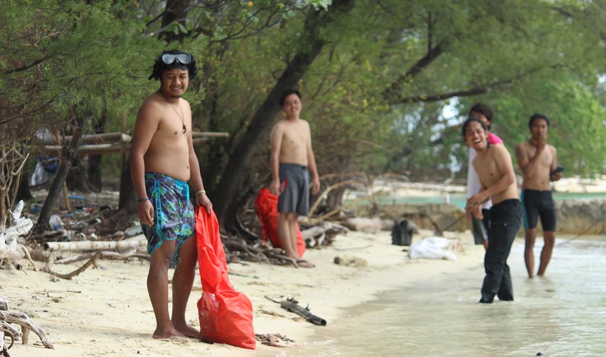 Beach cleanup by Get Plastic and Rumah Hijau volunteers in Pramuka Island, Jakarta in September 2020. (Credit: Get Plastic)