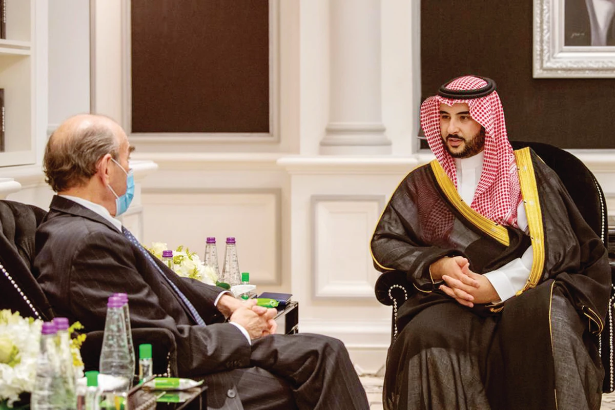 Prince Khalid bin Salman bin Abdul Aziz received Elliott Abrams. (SPA)