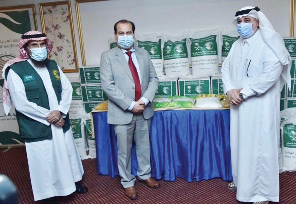 A Pakistani official receives KSRelief donations from the Saudi aid agency on Saturday. (SPA)
