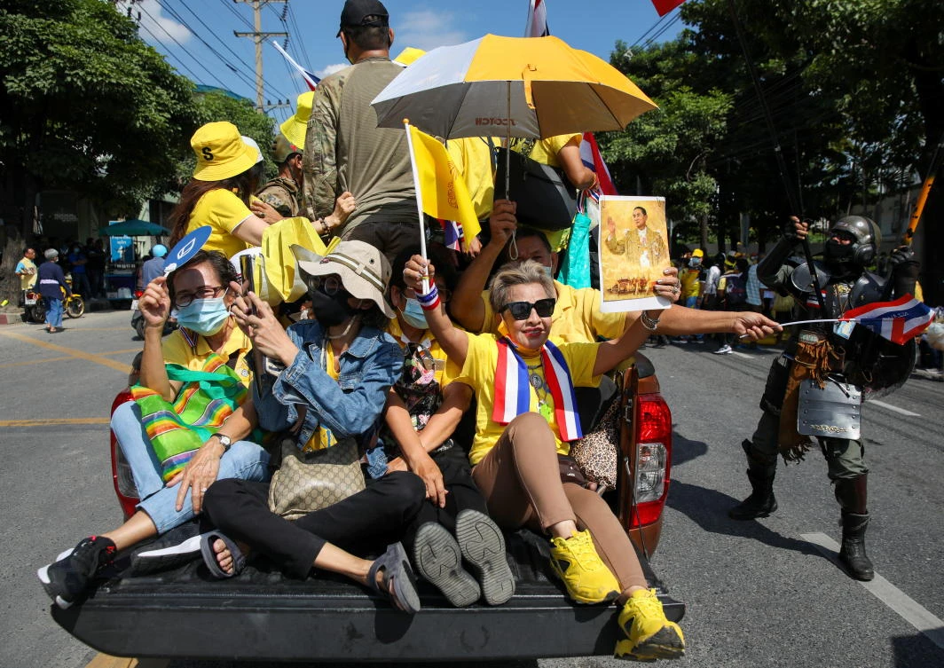 Thai royalists rally in front of the parliament in Bangkok to show their opposition towards the proposed motion to amend the Constitution on articles related to the monarchy on Nov. 17, 2020. (Reuters)