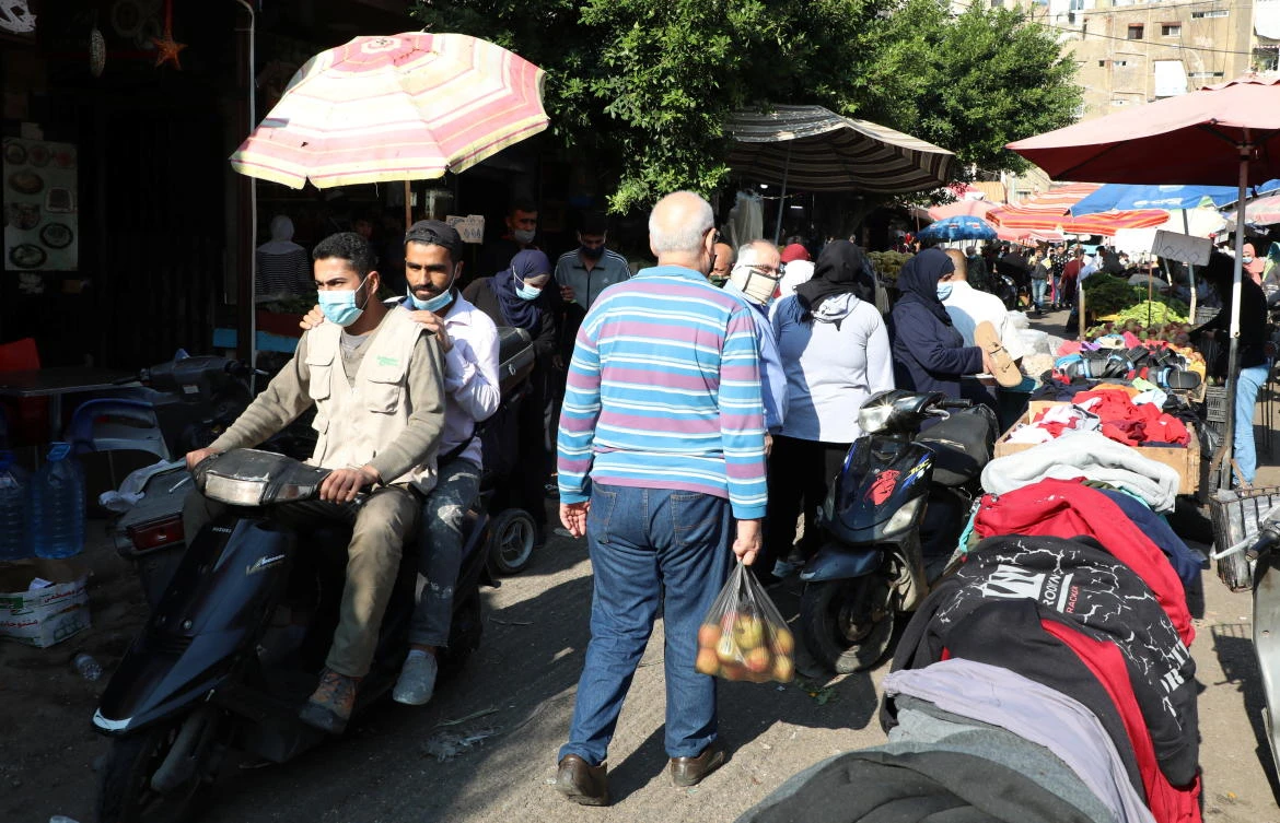 People shop at a crowded souk as the Lebanese government ordered a national lockdown, to combat a resurgence of the coronavirus disease (COVID-19) outbreak, in Sabra, Beirut suburbs, Lebanon November 17, 2020. (Reuters)