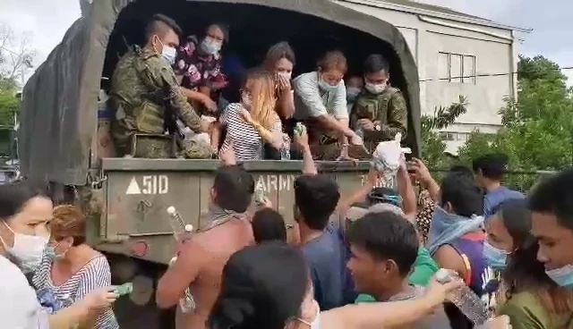 The military distributes relief packs to flood victims in Isabela. (Photo courtesy of the Armed Forces of the Philippines)