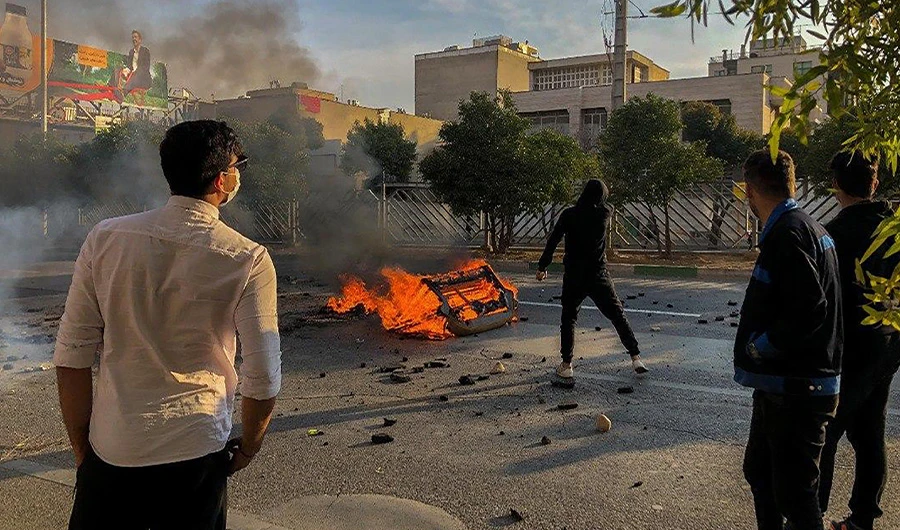Iranian protesters block a road during a demonstration against an increase in gasoline prices in the central city of Shiraz on November 16, 2019. (AFP)