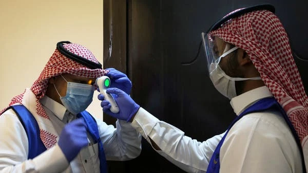 A volunteer checks the temperature of another volunteer in Riyadh, Saudi Arabia. (File/Reuters)