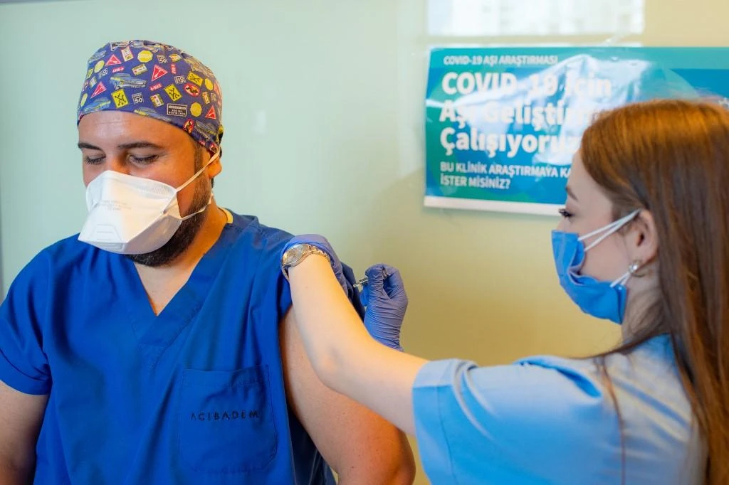 A health worker administers a dose of Sinovac Biotech potential vaccine against COVID-19 to a doctor during the 3rd phase trials at a hospital in Istanbul. (File/AFP)